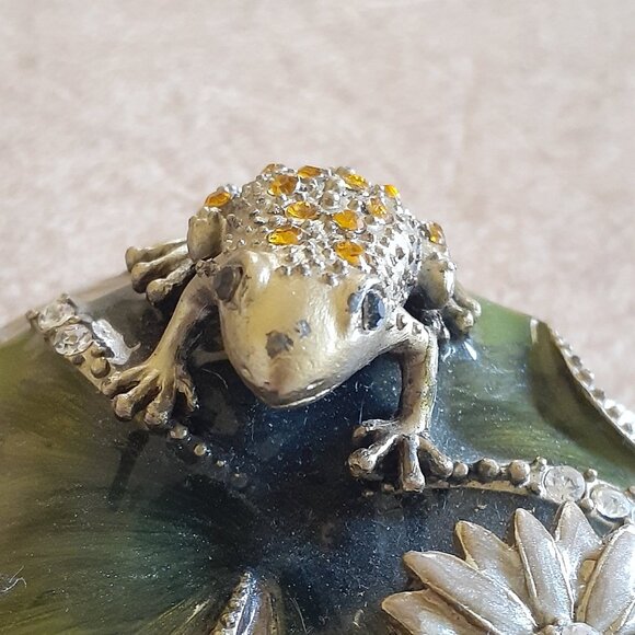 Vintage Enamel with Frog Compact - Picture 4 of 9